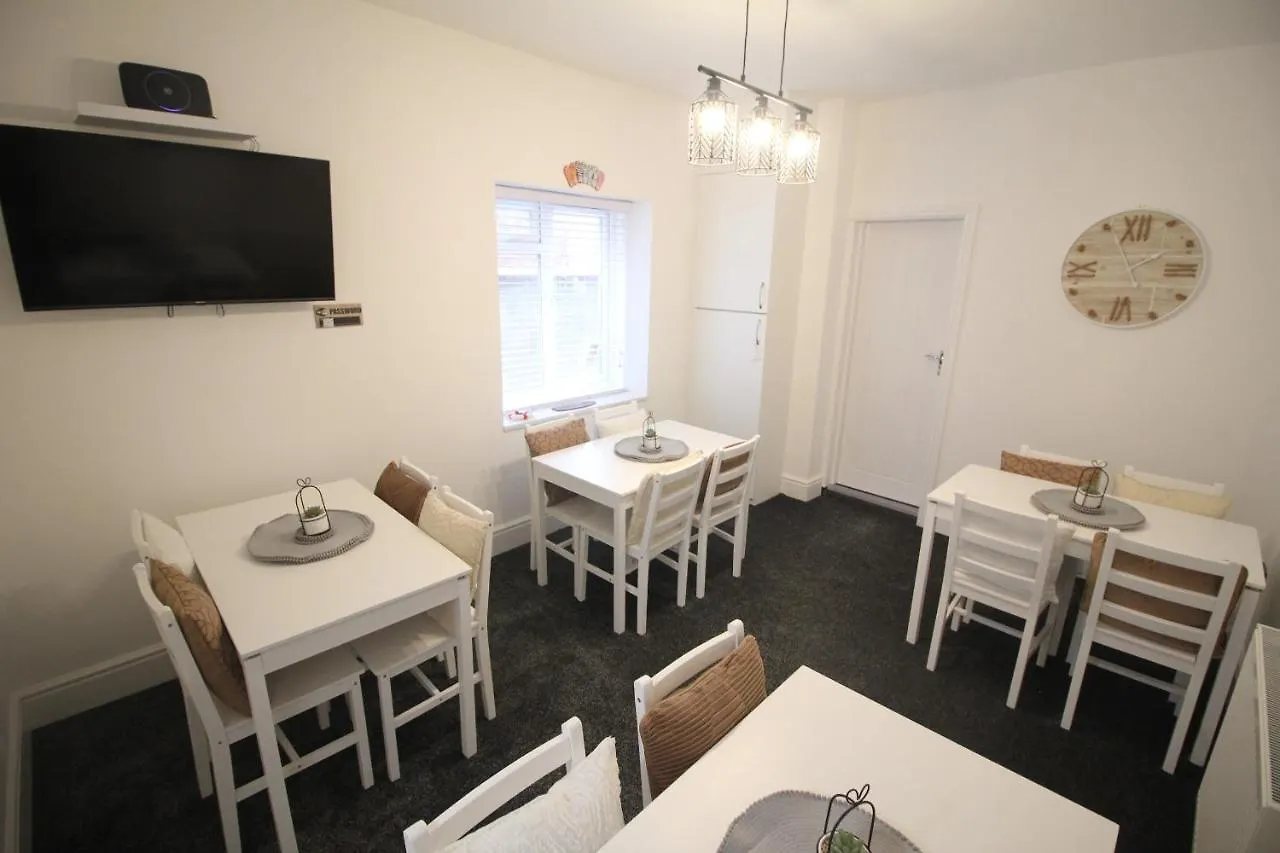 Media Manor - Fully Refurbished In 2022 - Large 6 Bedrooms, 3 Bathrooms Plus Media Games Room Blackpool Holiday home